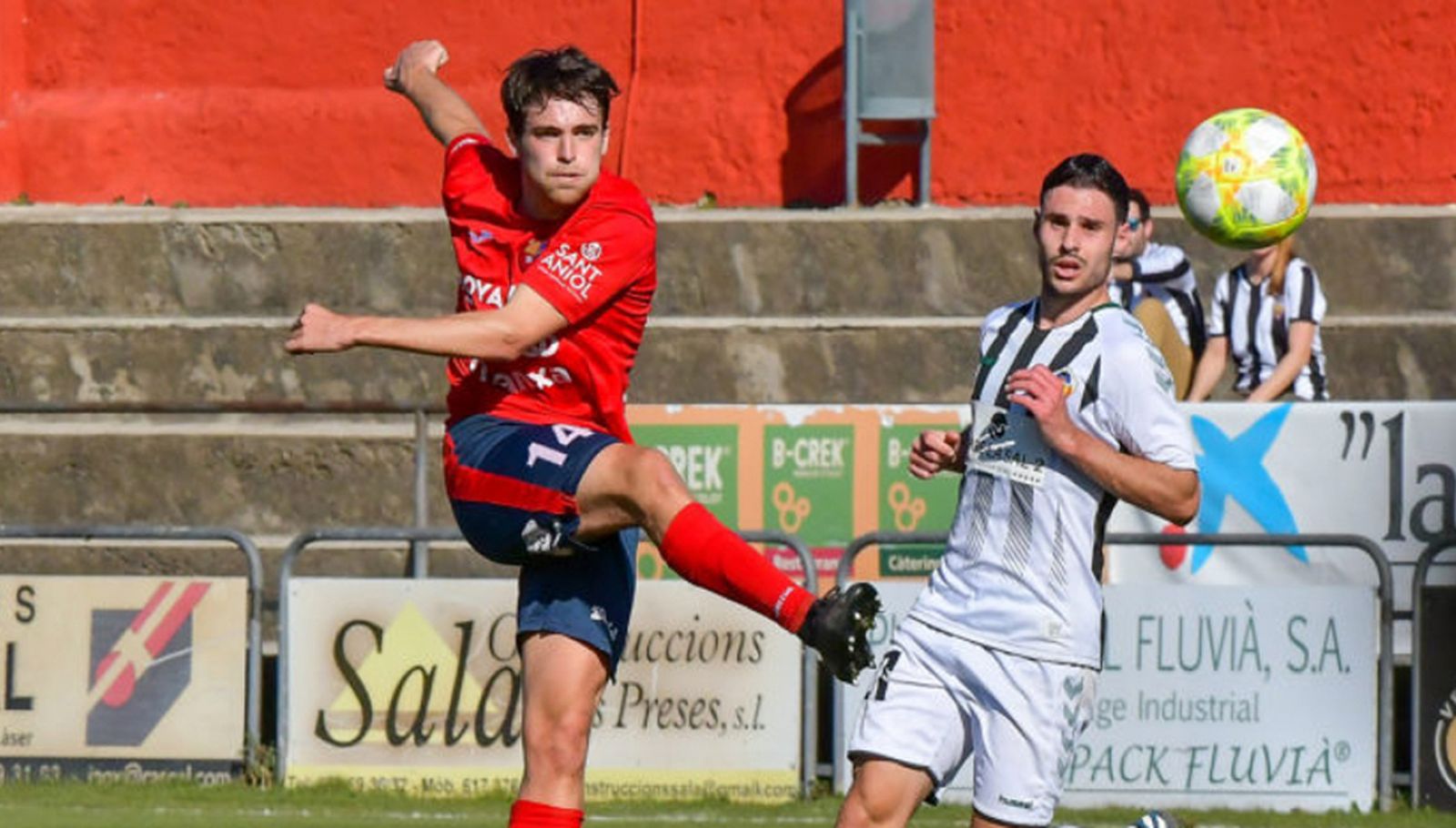 El central Lluís Aspar, durante un partido con el Olot.