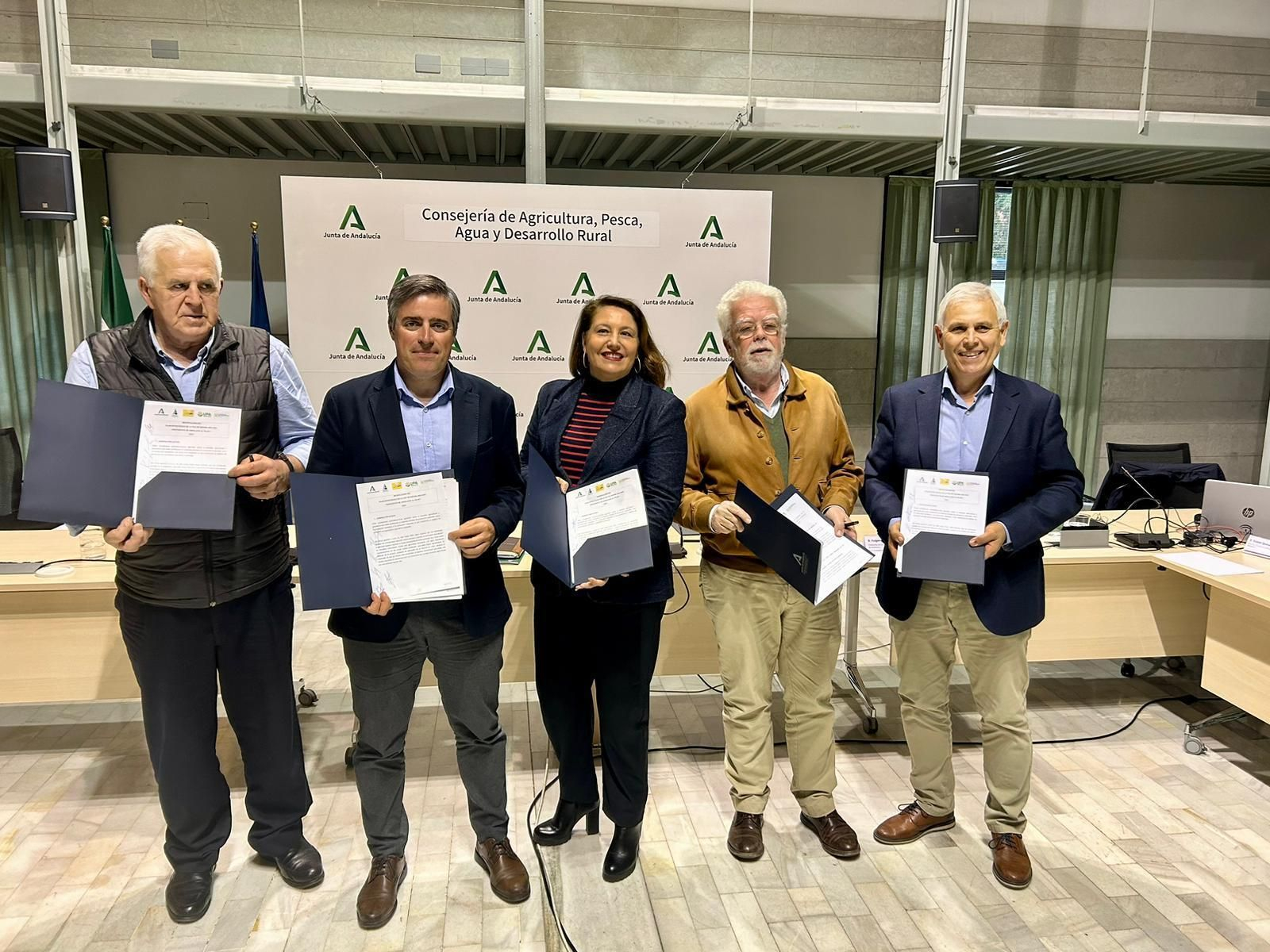 La consejera de Agricultura, Pesca, Agua y Desarrollo Rural, Carmen Crespo junto a las OPAS