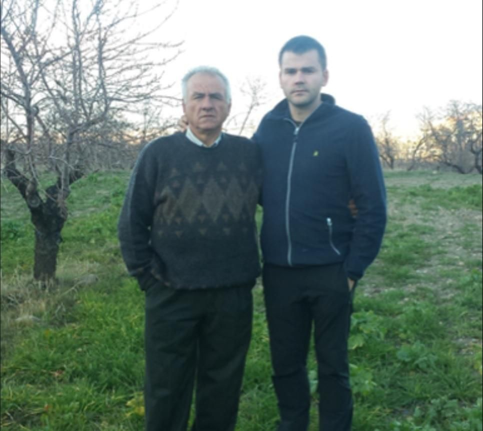 Miguel Ángel, apasionado del almendro, regenta la finca familiar junto a su padre en Ferreira, a dónde se desplaza cada semana desde Almería.