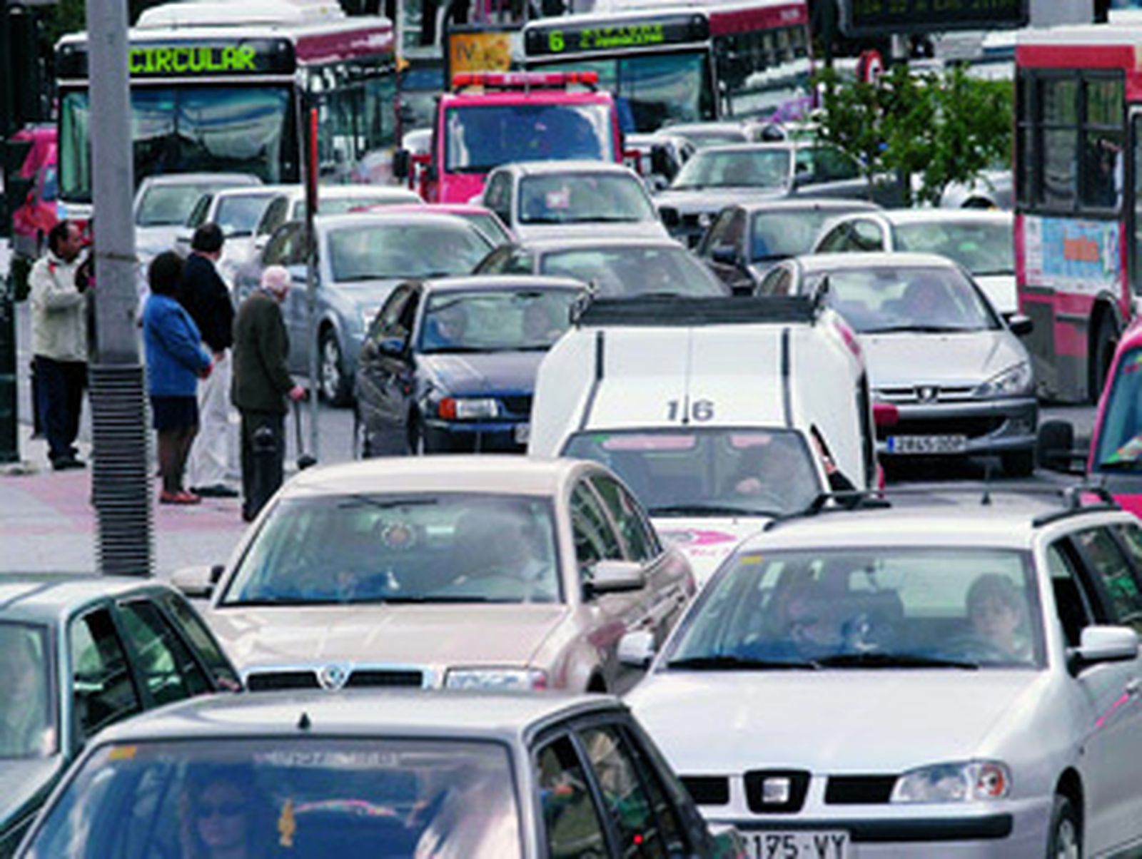 Las emisiones industriales bajan un 6% en Andalucía