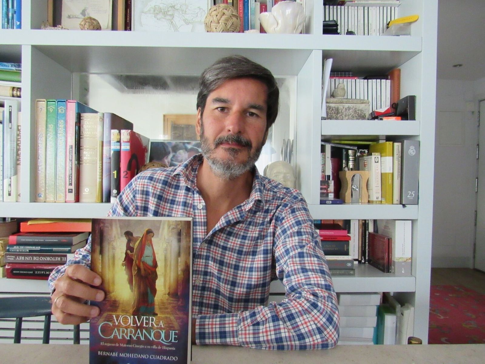 Bernabé Mohedano muestra su segunda novela, 'Volver a Carranque'.