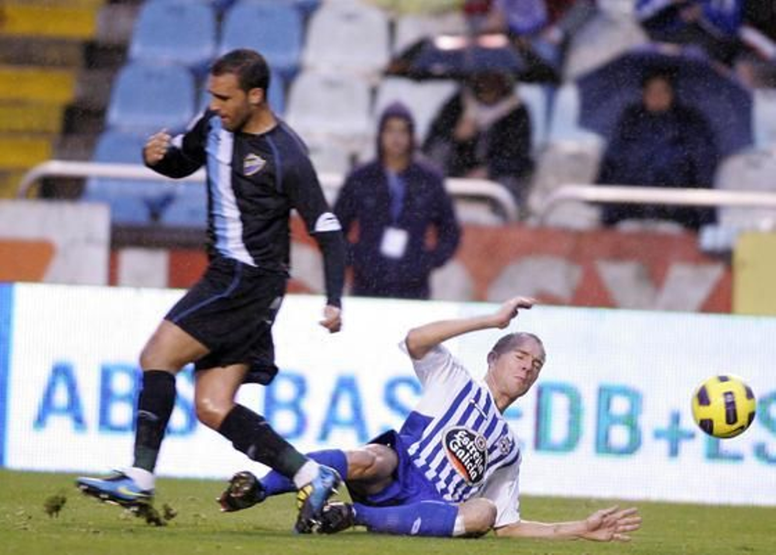 El Málaga se lleva un castigo severo de Riazor (3-0). El equipo blanquiazul se fue al descanso con dos goles en contra y no pudo reconducir el partido en el segundo tiempo.