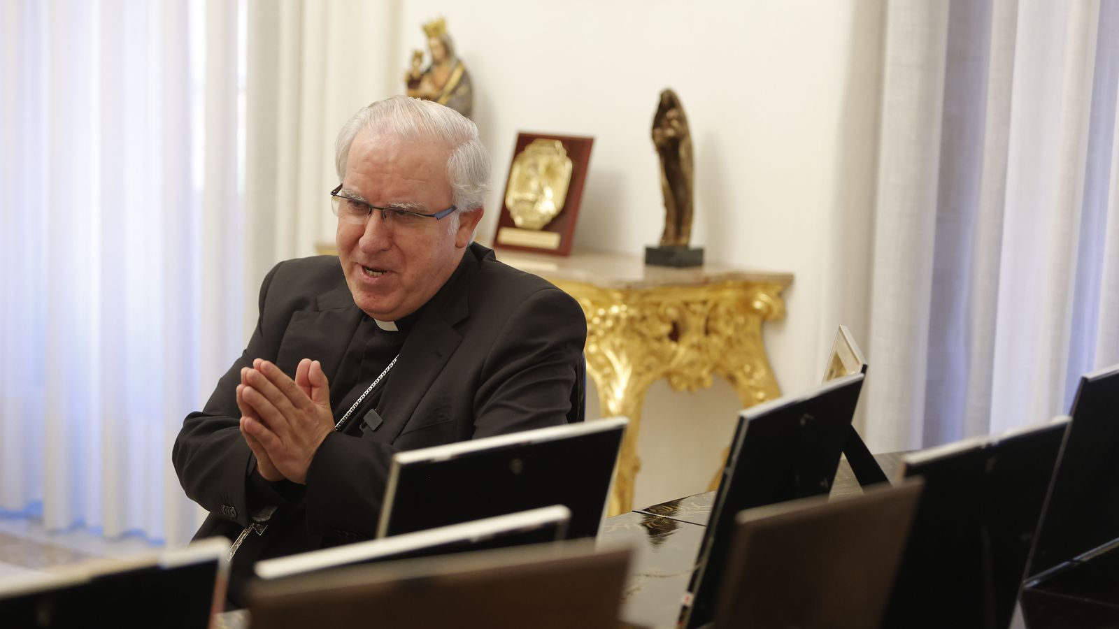 El arzobispo durante la entrevista