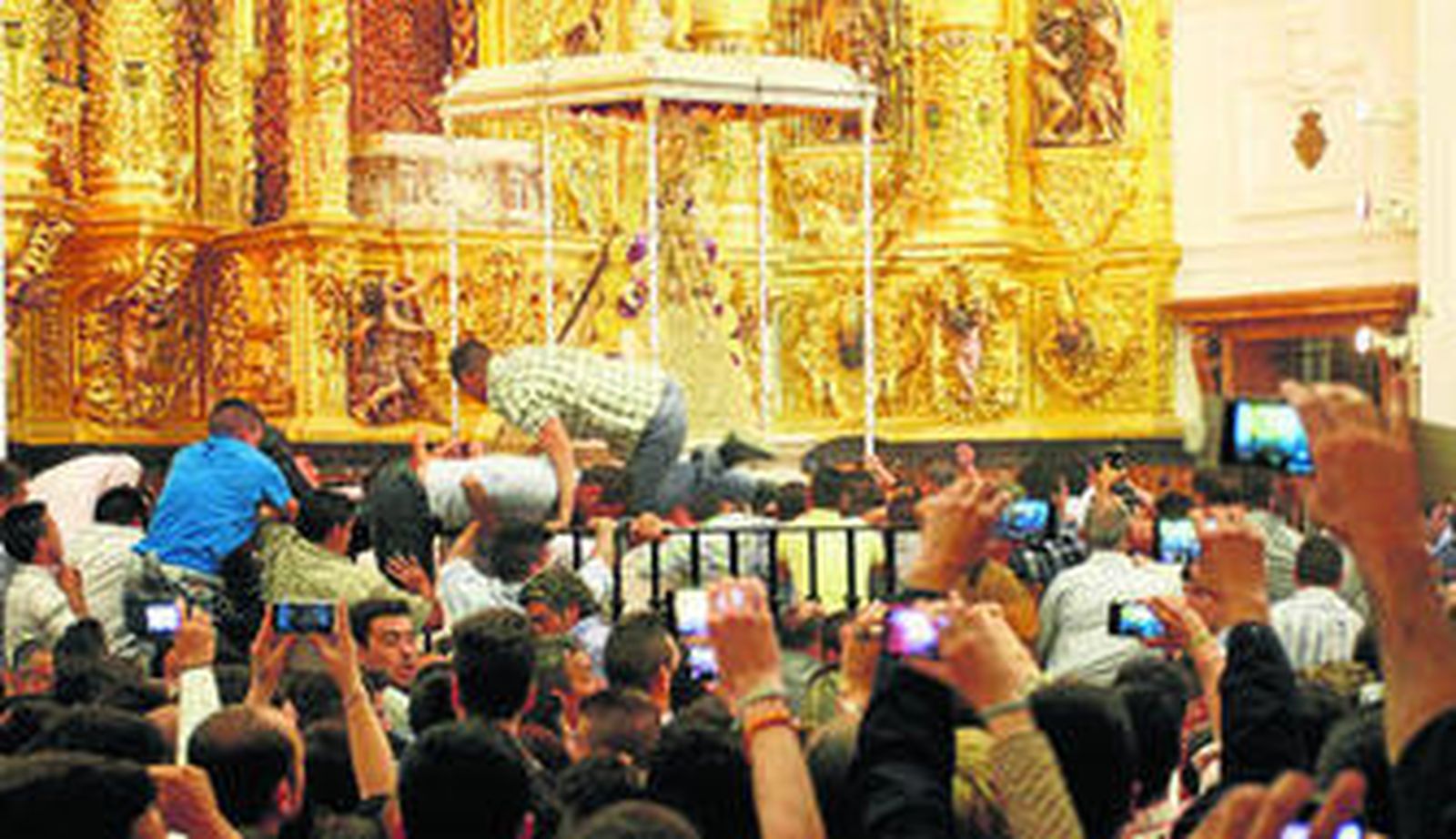 Cinco minutos antes de las tres y media de la madrugada los almonteños saltaron la reja.