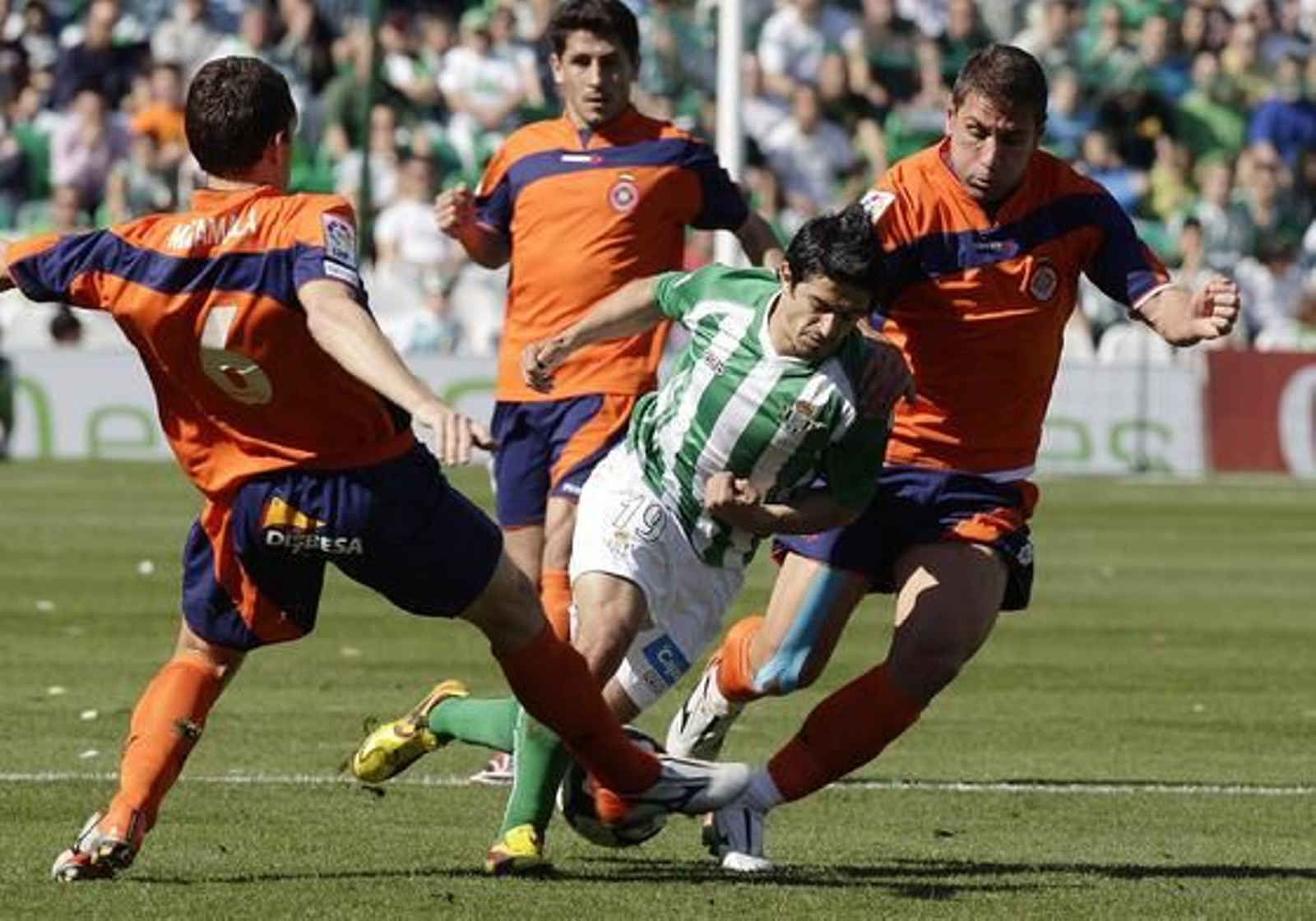 Pereira intenta llevarse la pelota entre dos contrarios. / Antonio Pizarro