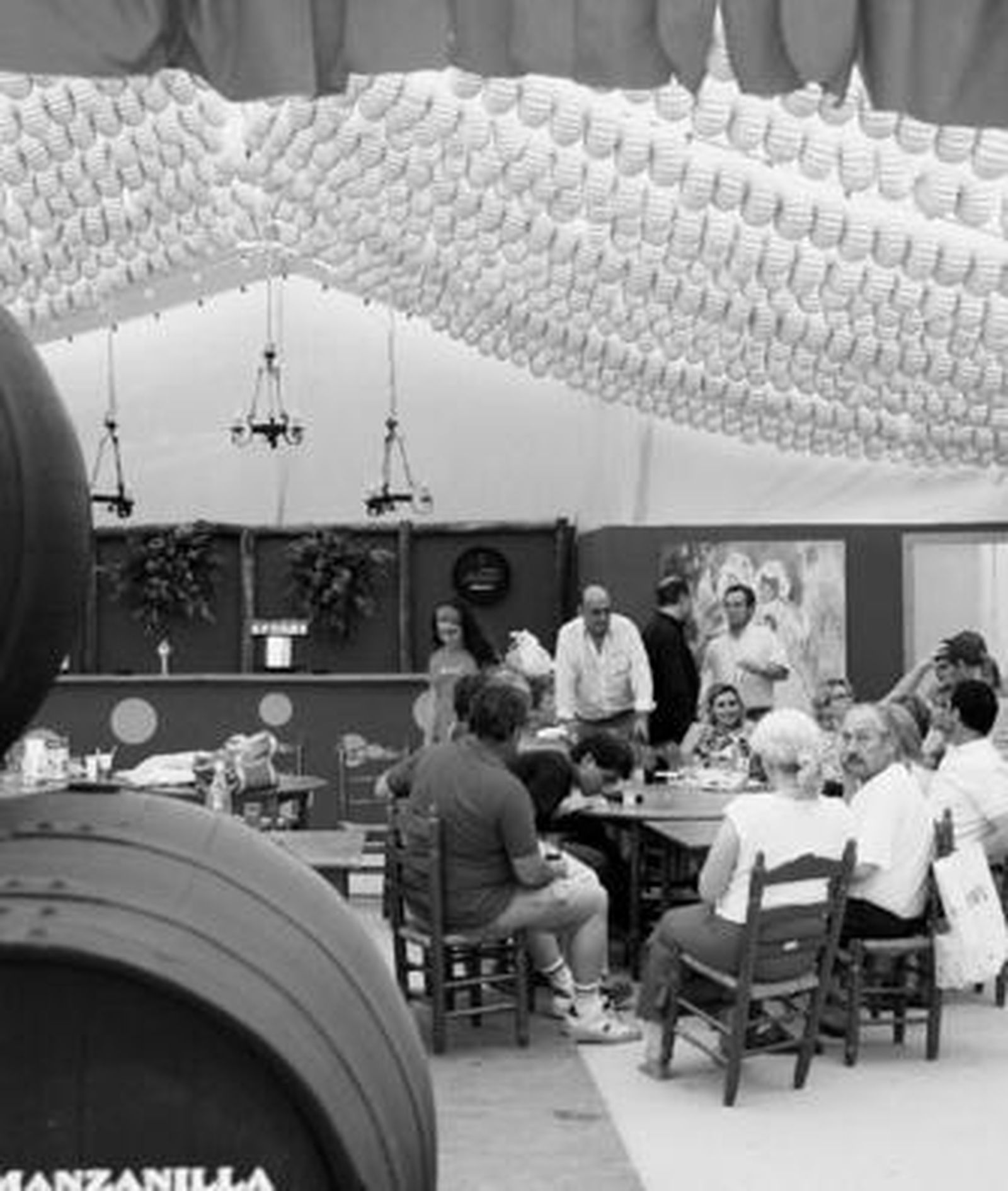 Una familia disfruta de un almuerzo en una de las casetas de la feria, el Corpus pasado.