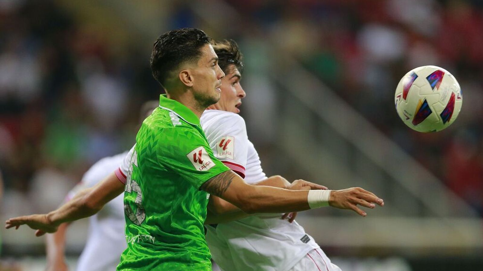 Bartra pugna por un balón con Juanlu durante el derbi en México.