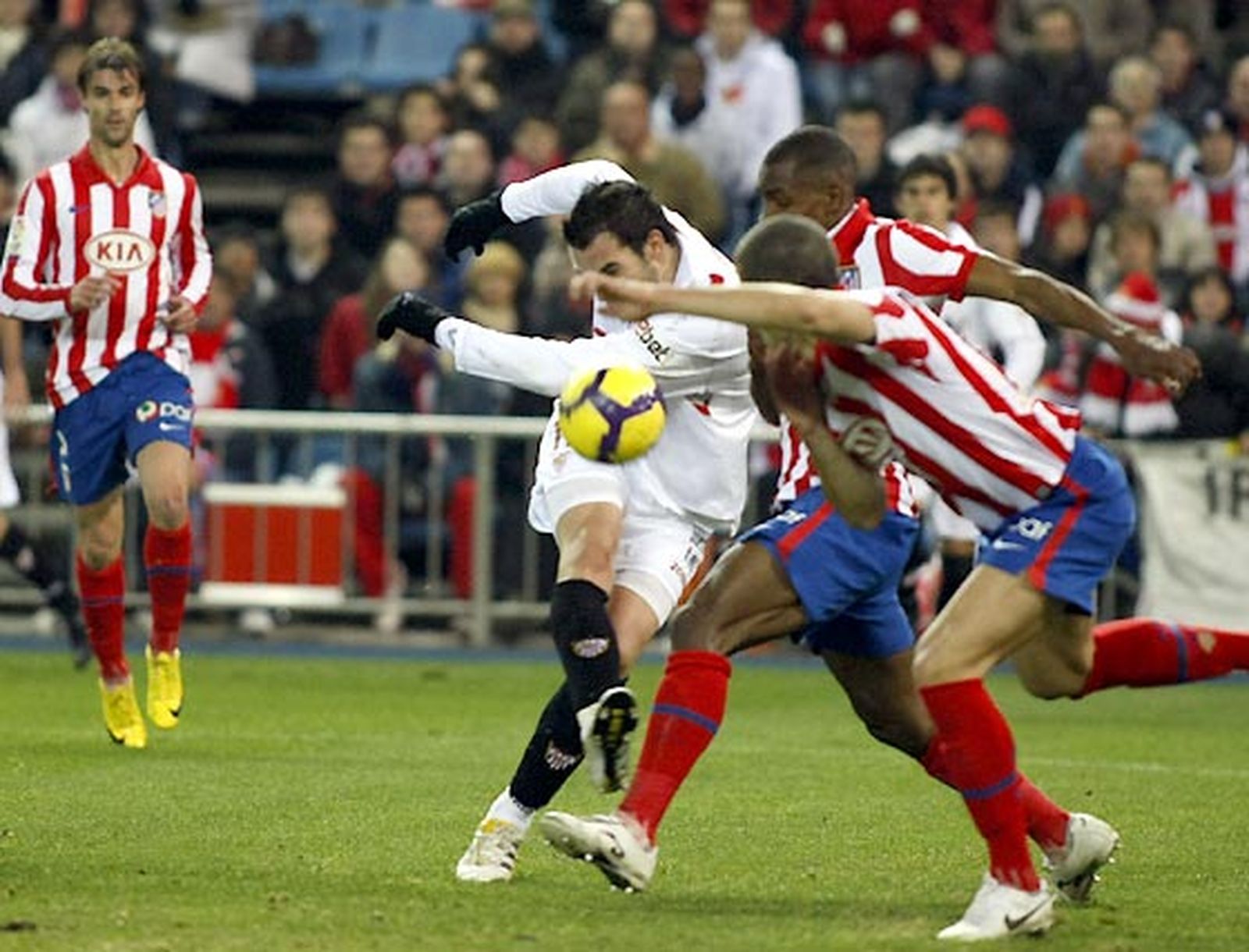 El Sevilla, que se adelantó en el marcador, salió derrotado del Calderón por un gol en propia puerta de Dragutinovic y otro de Antonio López en el 93.

Foto: Reuters / Afp Photo / Efe