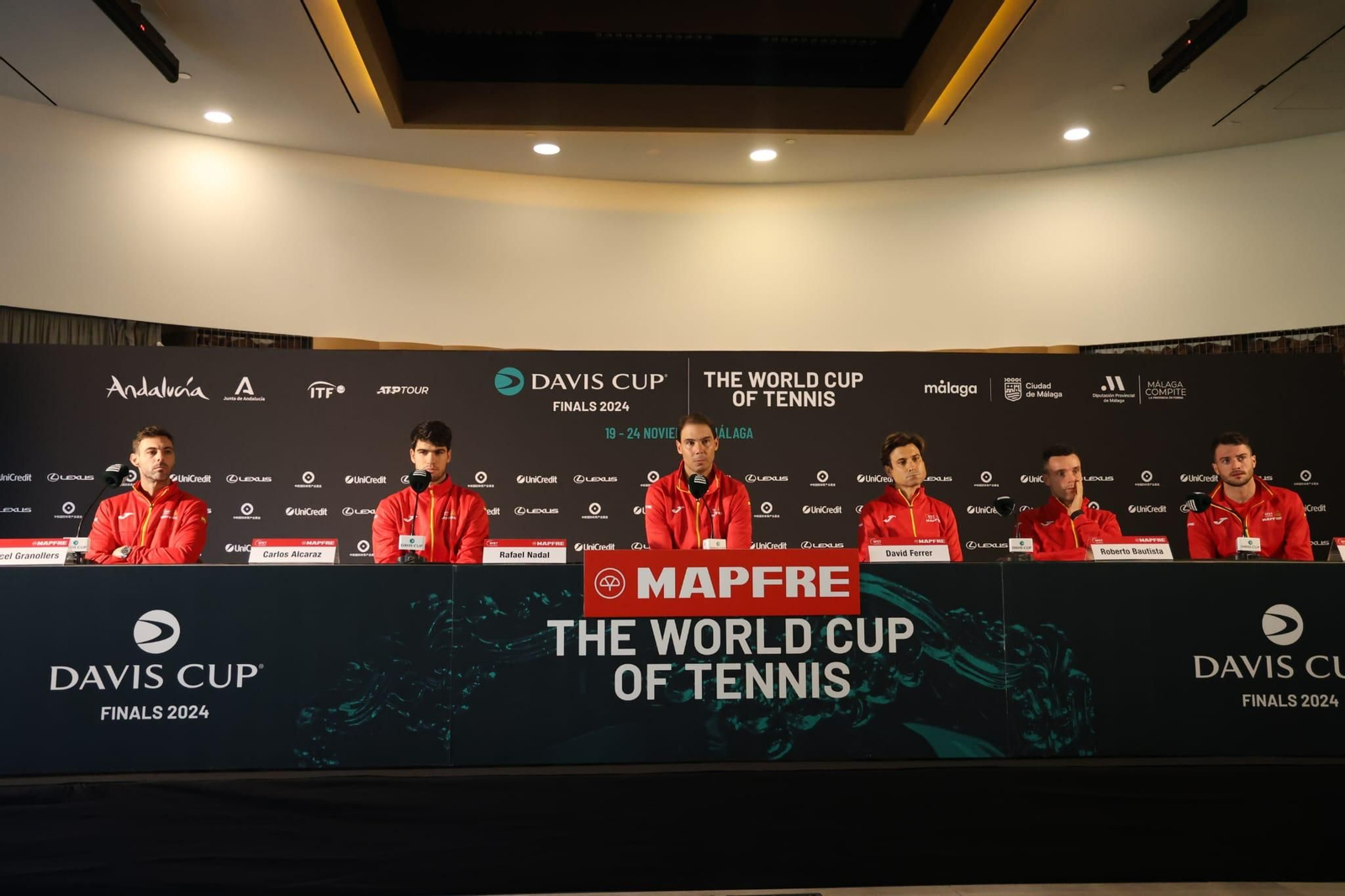 La multitudinaria rueda de prensa de Rafa Nadal en la Copa Davis, en fotos