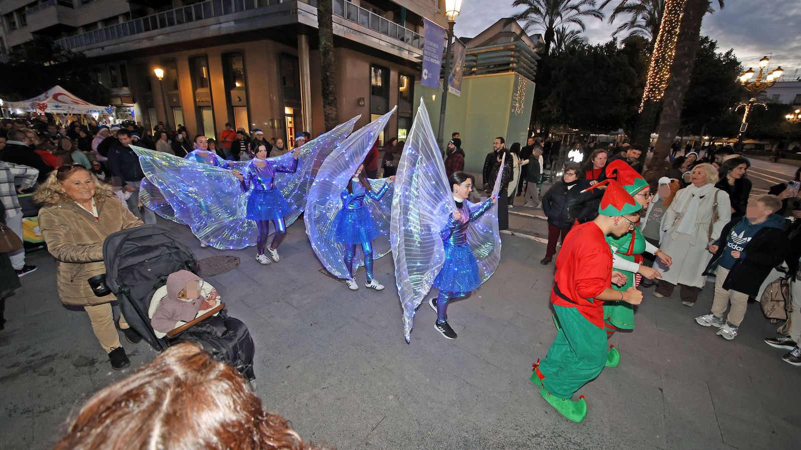 Imágenes del pasacalle navideño de Acoje por el centro de Jerez