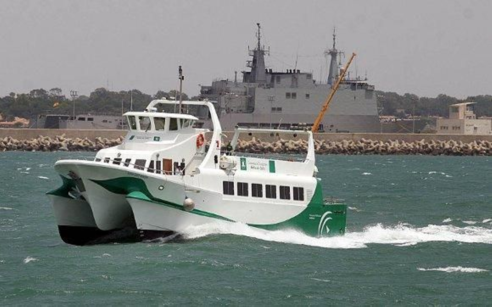 Suspendidos los catamaranes entre Cádiz y Rota por el levante