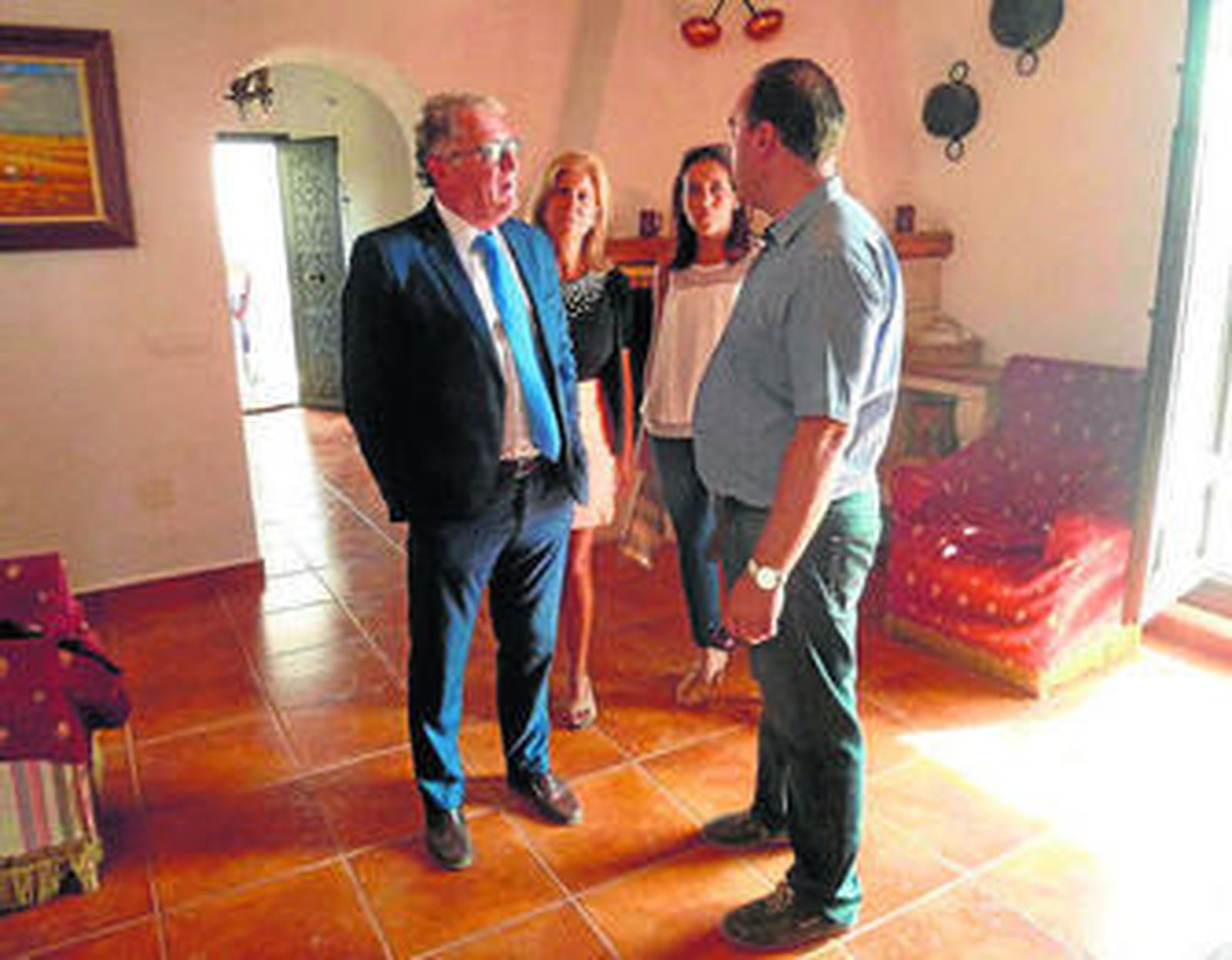 El alcalde, Jesús Caicedo, visitó el rehabilitado cortijo durante su inauguración.