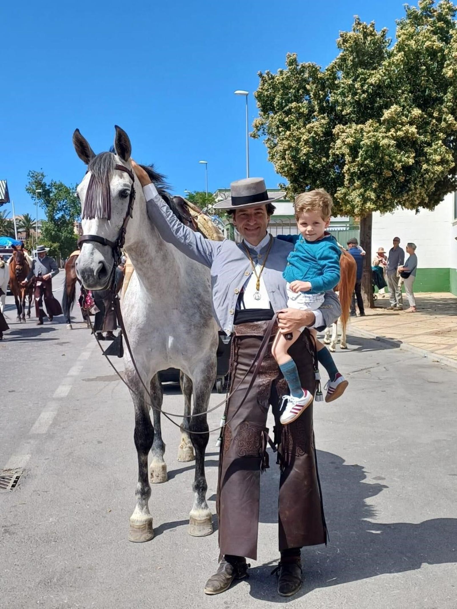 Momo Angulo, camino de El Rocío,  con su ahijado Javier Hidalgo. al Coto Doñana
