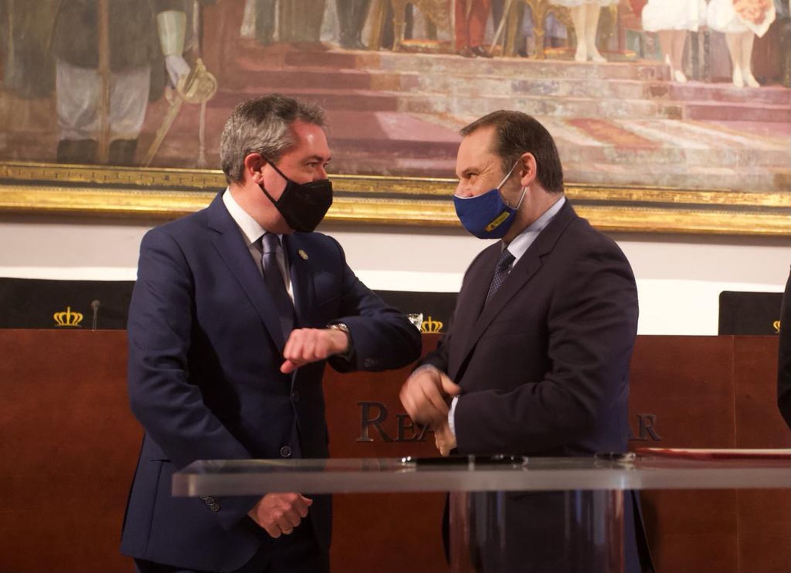 Ábalos y Espadas se saludan con total complicidad en el acto sobre vivienda y agenda urbana celebrado en el Alcázar de Sevilla este viernes.