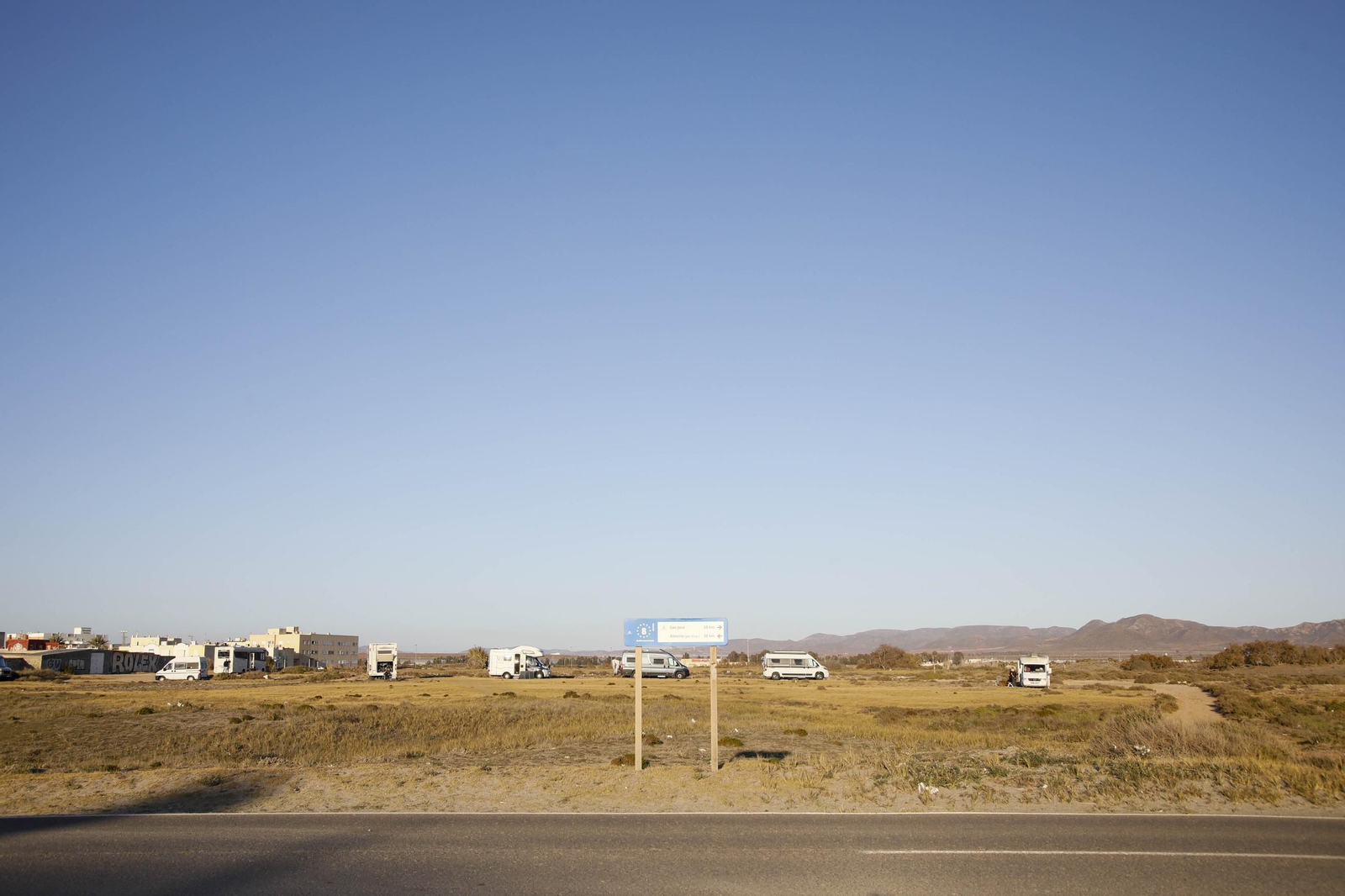 Autocaravanas estacionadas en la playa de Cabo de Gata, en imágenes