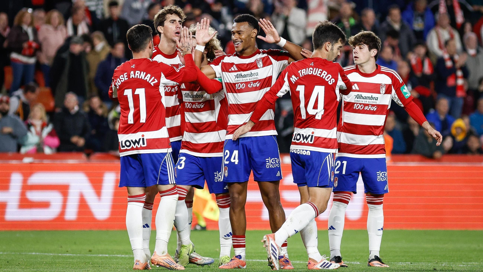 Los jugadores del Granada celebran un gol en Los Cármenes.