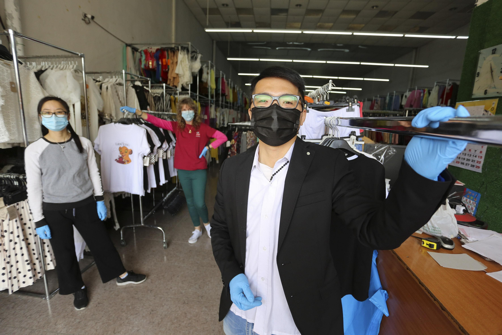 Dueños y empleada de Modas Oscar, en el polígono Guadalhorce.