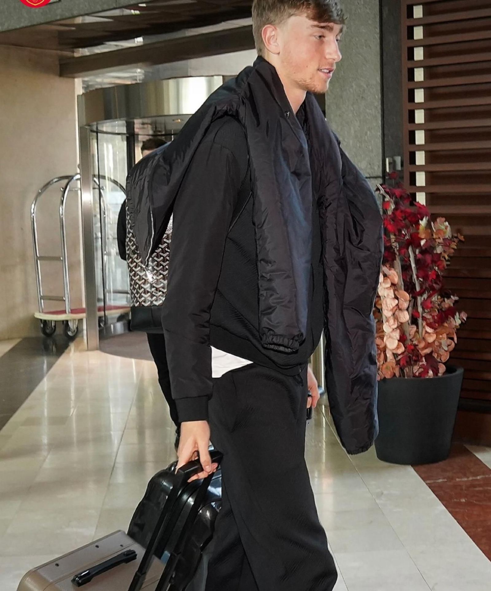 Dean Huijsen ya luce la Rojita