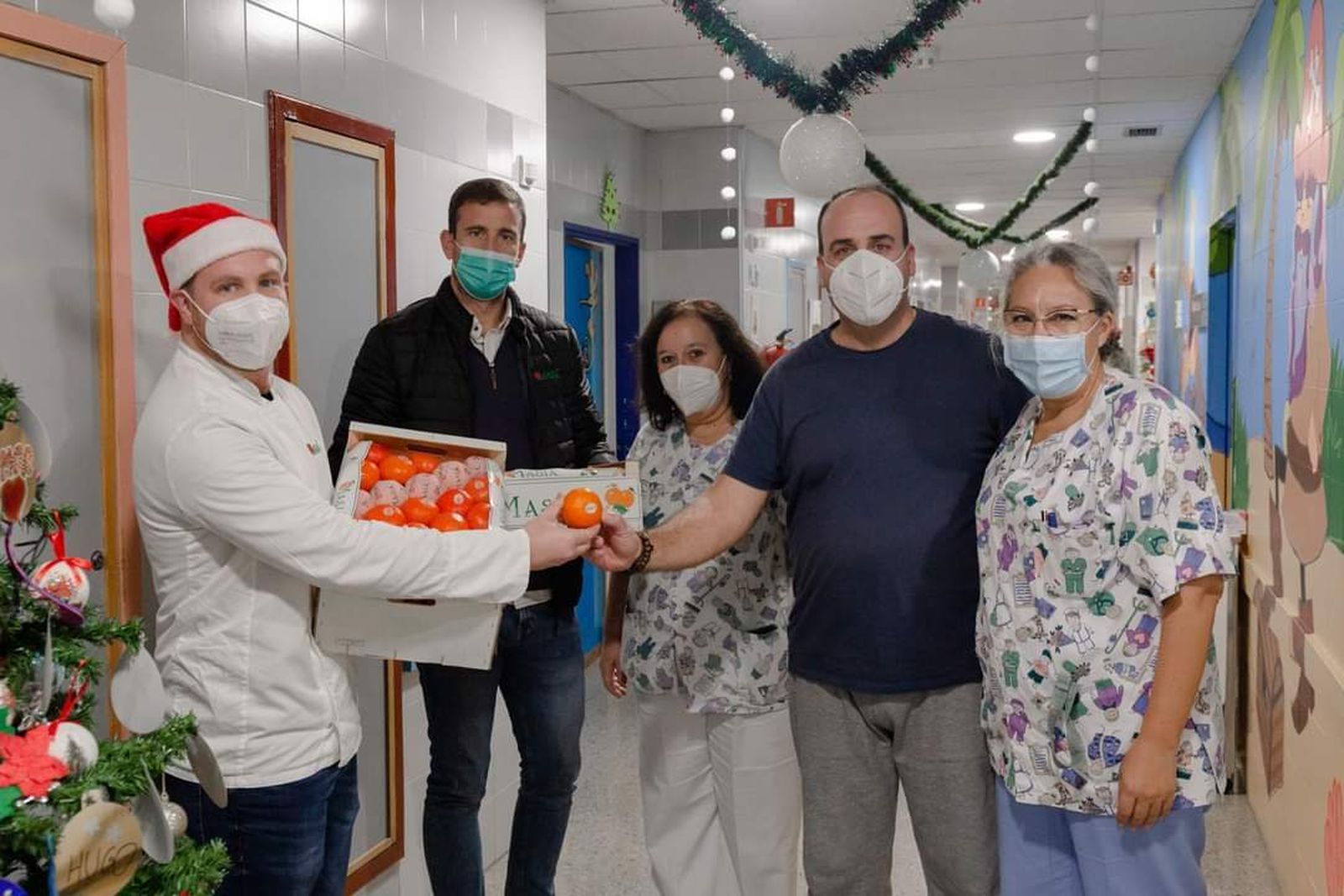 Masiá Ciscar y el chef Ángel Rivas entregan de los kilos de fruta en el Juan Ramón Jiménez