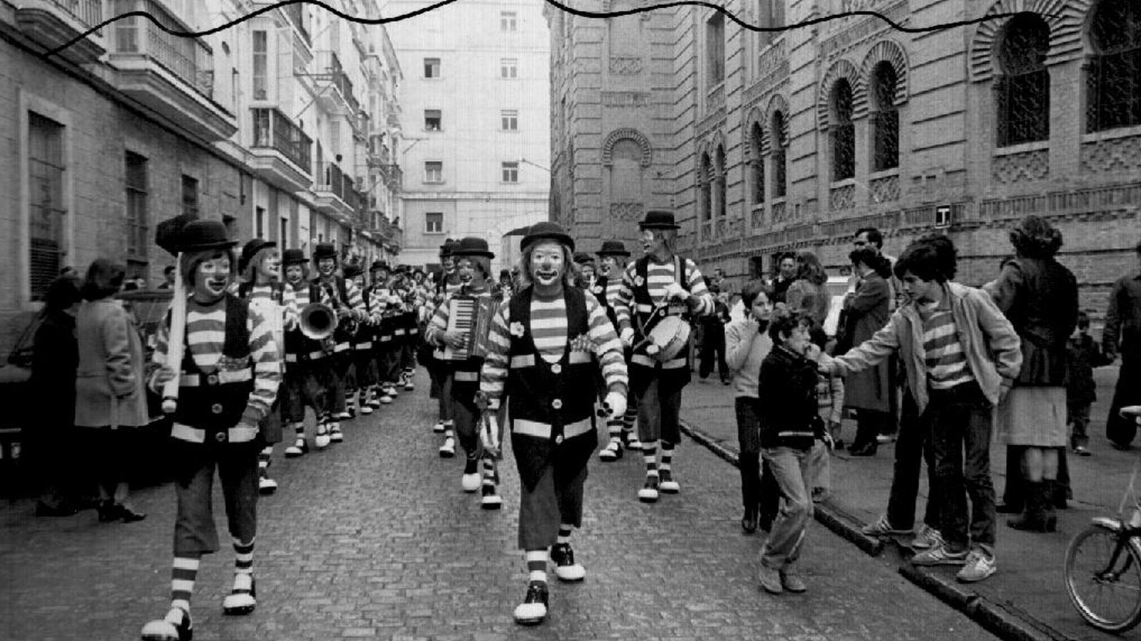 El coro 'Entre pitos y flautas' haciendo pasacalles por el exterior del Falla.