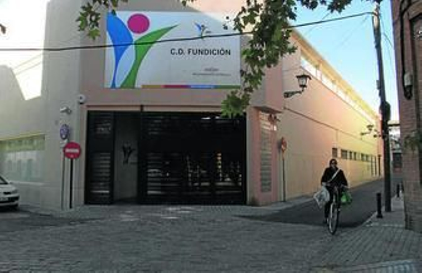 Entrada del centro deportivo Fundición, en la calle Crédito, en el casco antiguo.