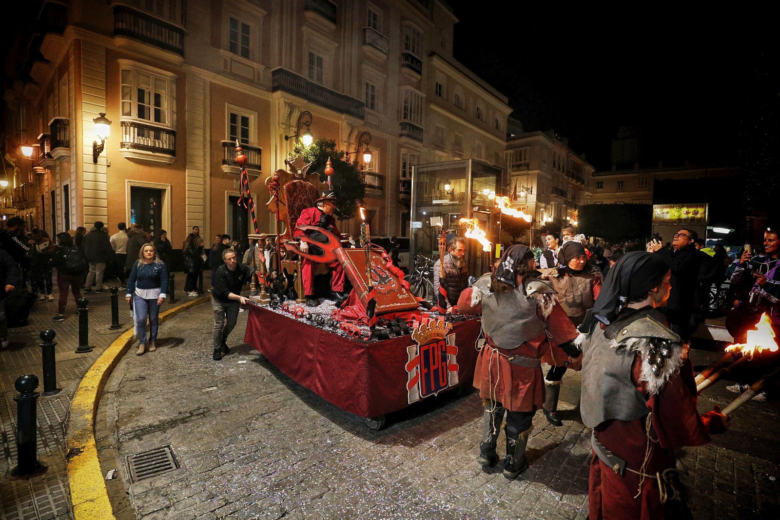 Carnaval de Cádiz 2023: Pregón y quema del Gran Momo, en imágenes