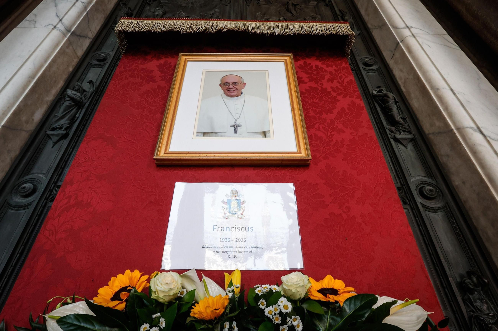 Fotos del ambiente en Roma tras la muerte del papa Francisco
