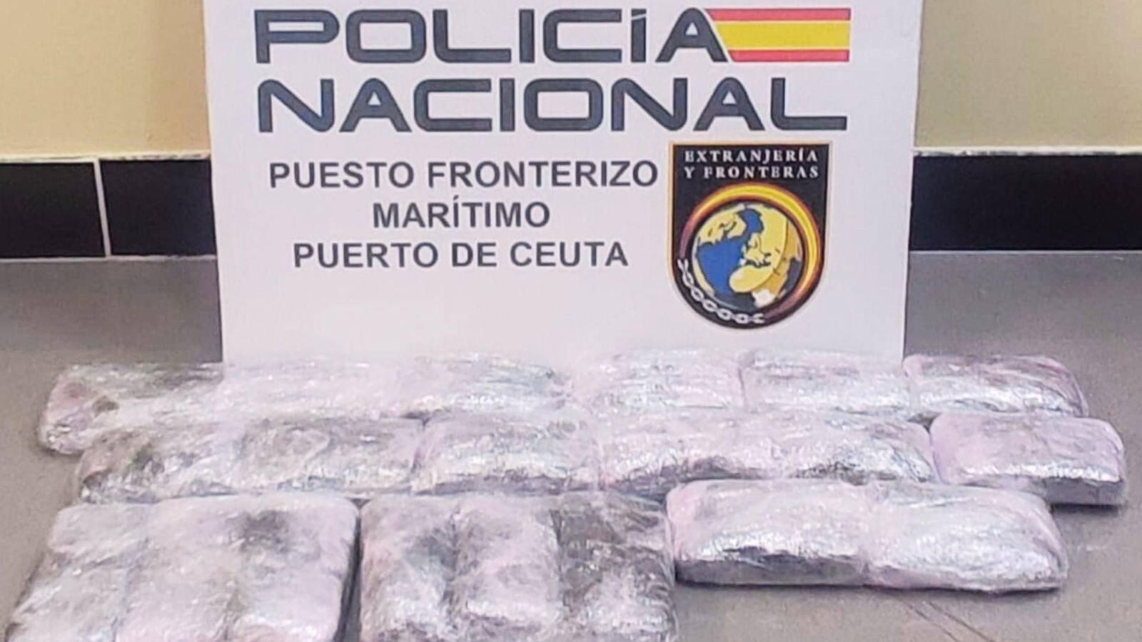 La Policía Nacional descrubrió 20 pastillas de hachís adheridas al abdomen de la mujer, sujetas mediante una faja reductora.