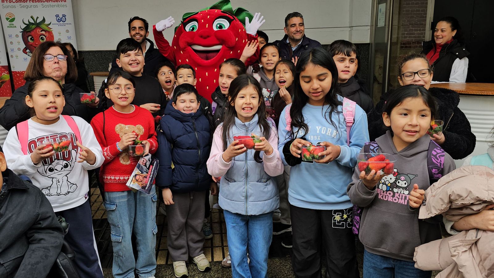 Recepción de fresas de un grupo de niños