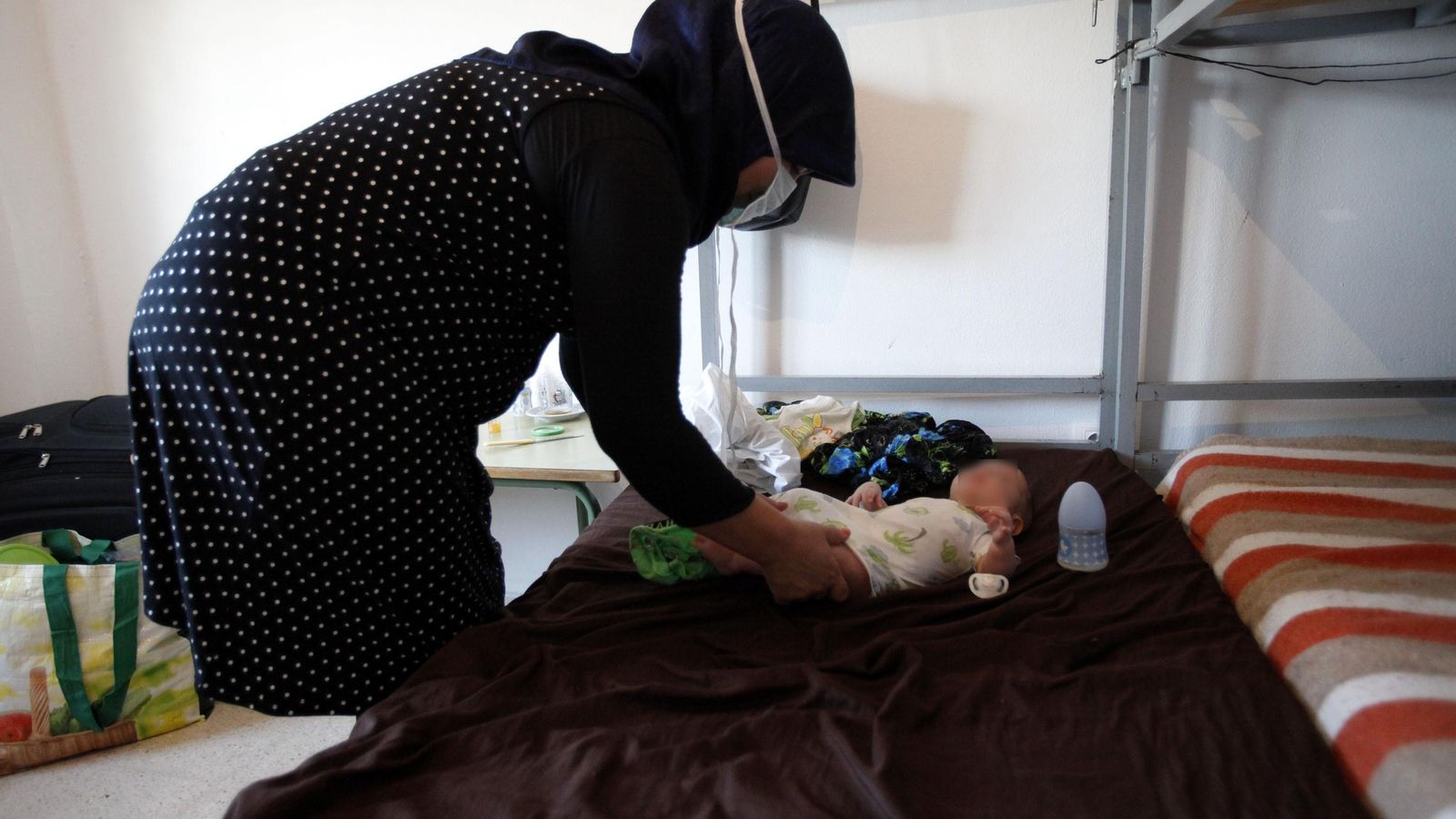 Una de las trabajadoras cambia los pañales a su bebé.