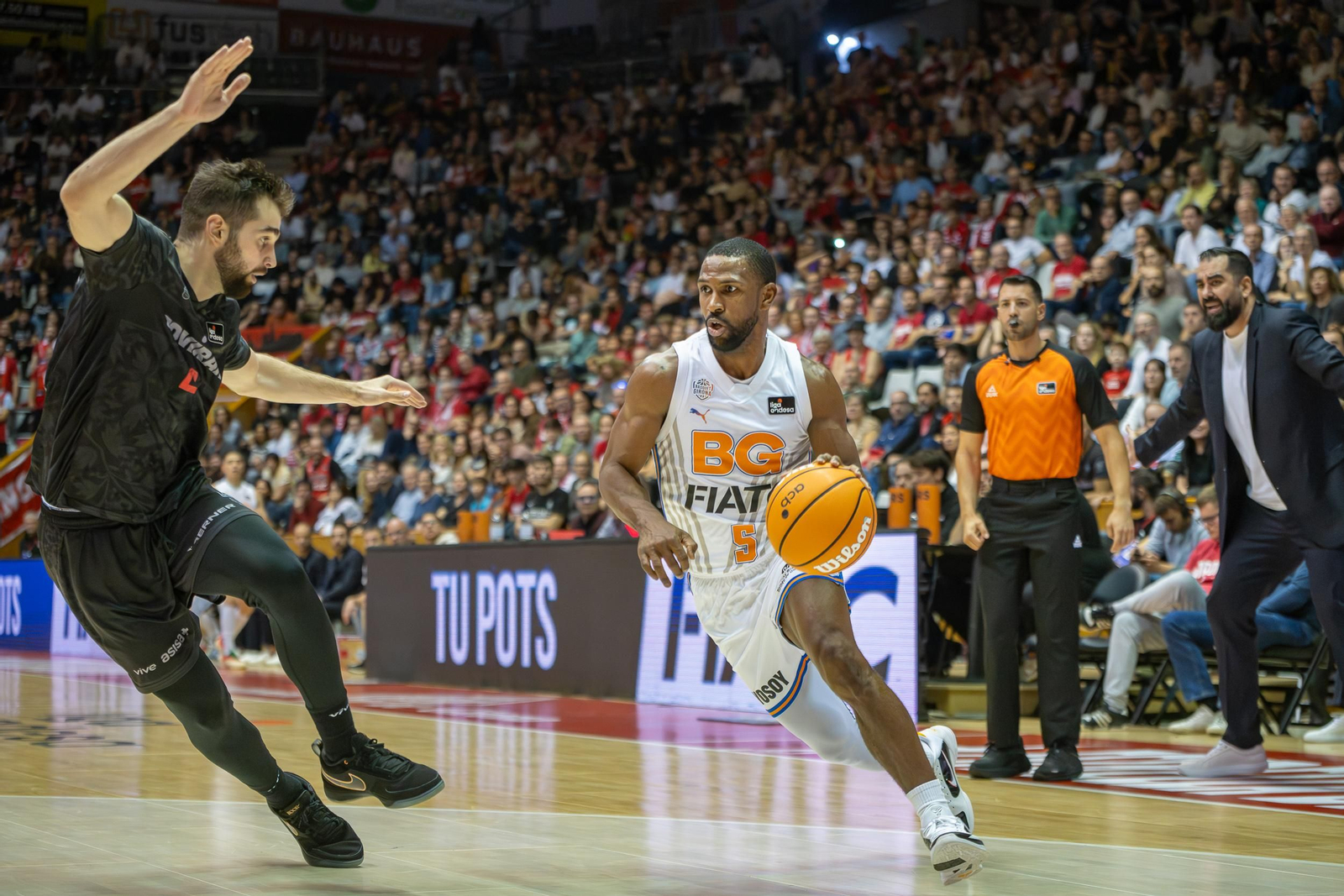 Las imágenes del Bàsquet Girona-Covirán Granada