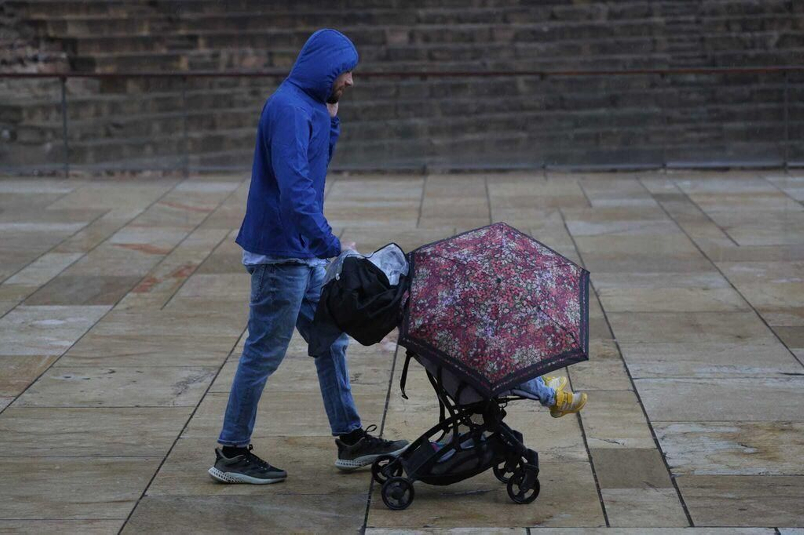 Un hombre pasea bajo la lluvia por el Centro de Málaga Un hombre pasea bajo la lluvia por el Centro de Málaga