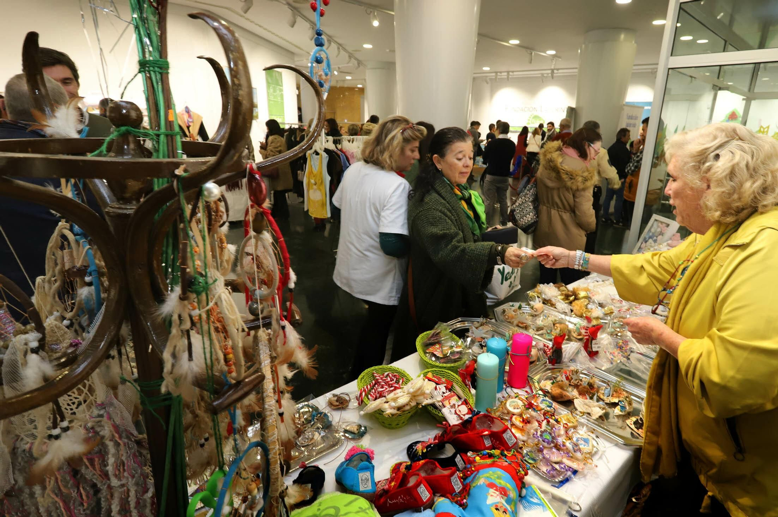Imágenes del mercadillo navideño en Caja Rural del Sur