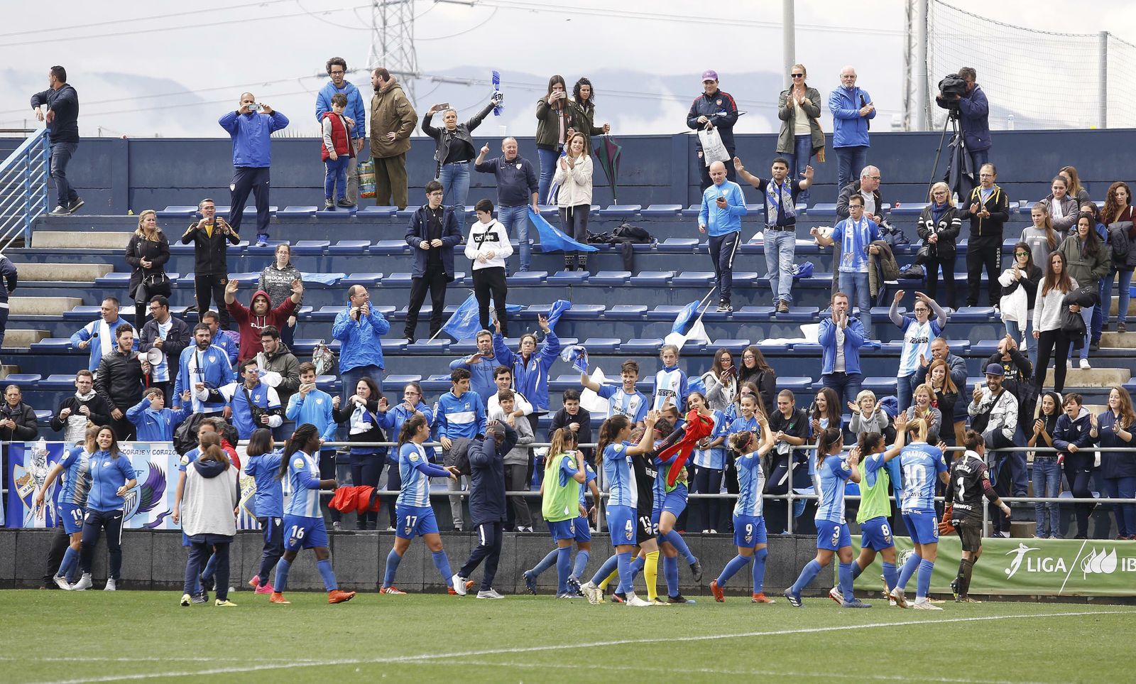 El Málaga Femenino celebra con la grada después de un partido.