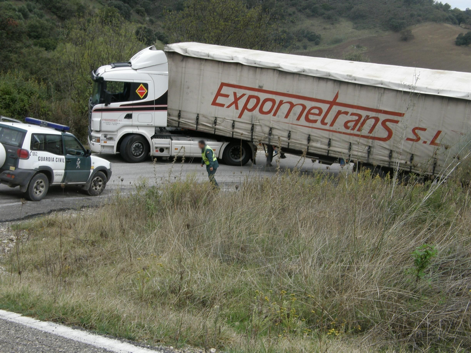 Un camión en una de las curvas de la vía de Lora.