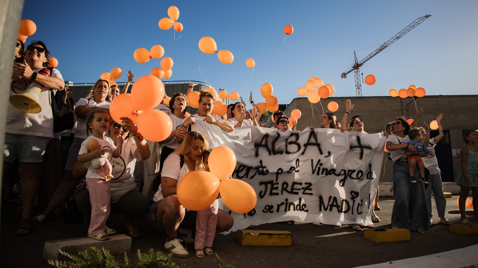 Familia y amigos de Alba Barrera la sorprenden a los pies de su habitación en el Hospital de Jerez