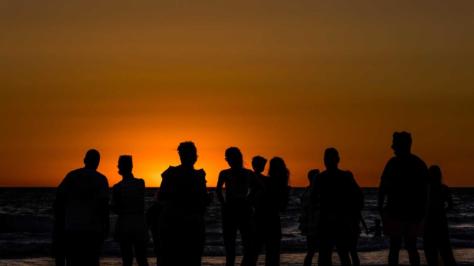Ambiente en la playa de Camposoto con la iniciativa de la Noche Bajo las Estrellas. Ambiente en la playa de Camposoto con la iniciativa de la Noche Bajo las Estrellas.
