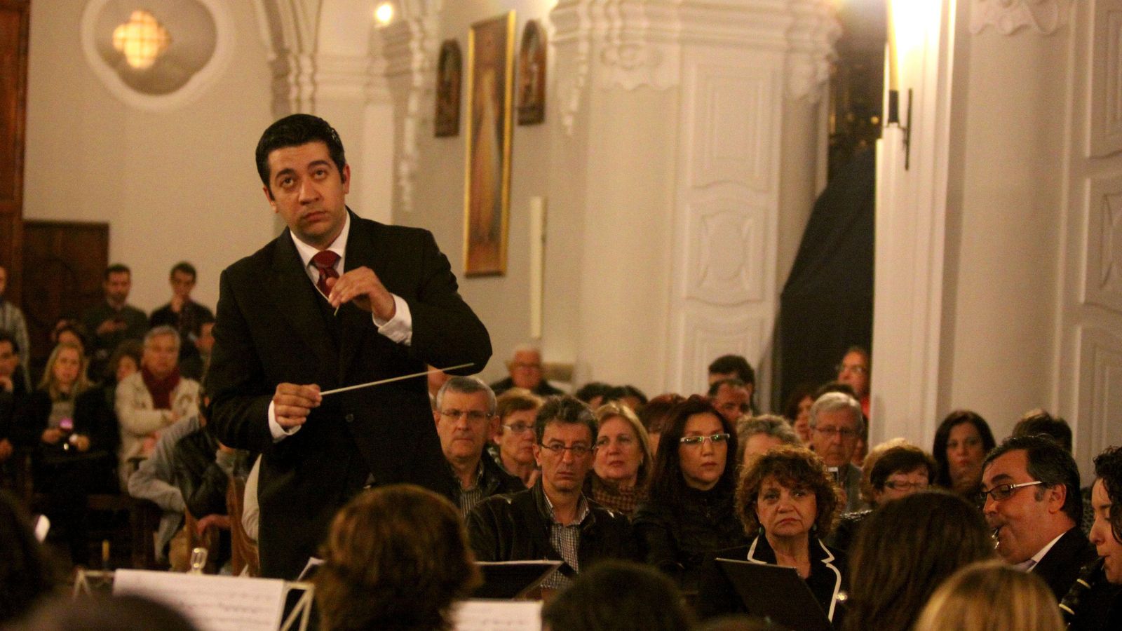 Iván Macías dirigiendo a la Banda de Música del liceo en una imagen de archivo.