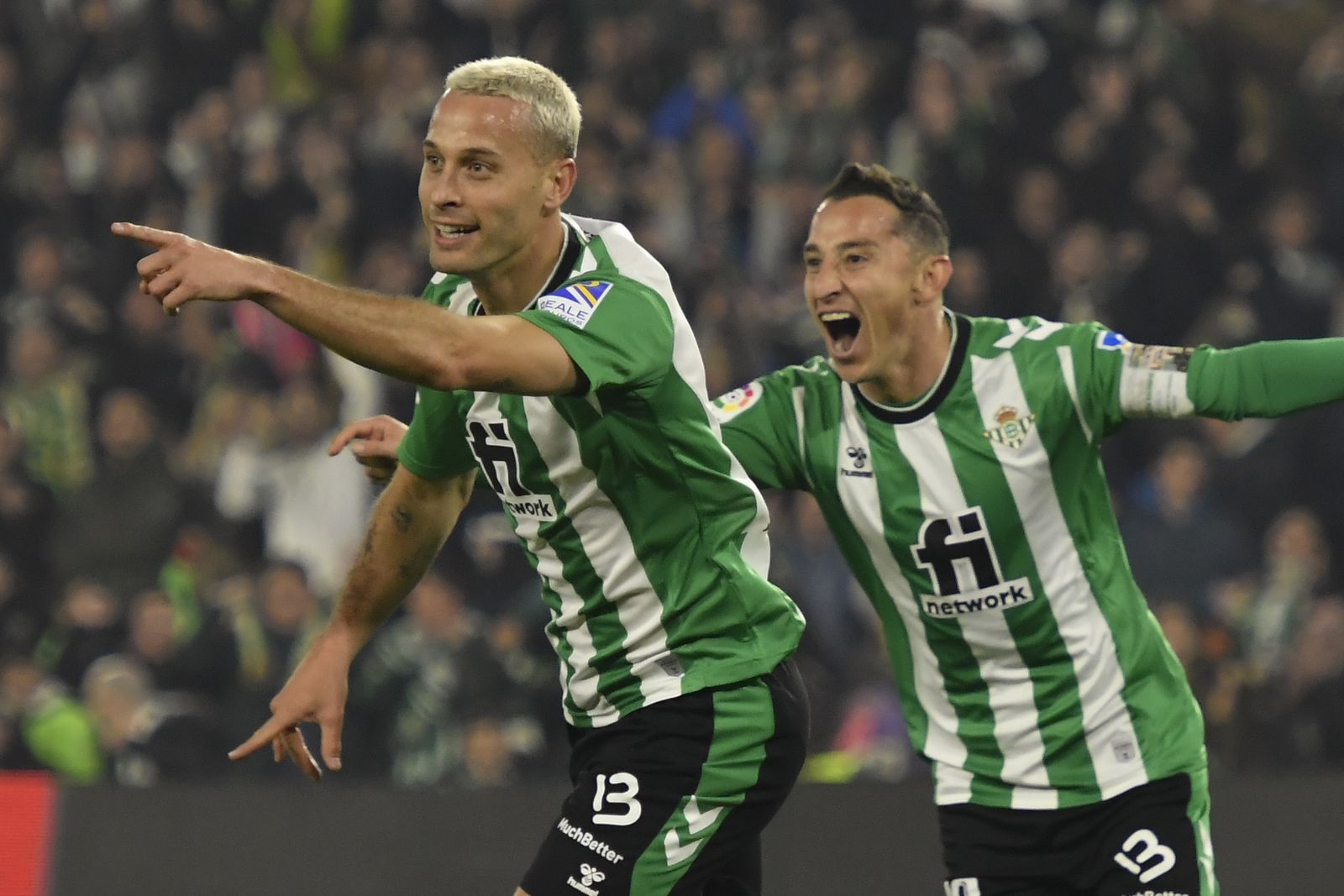 Canales celebra un gol junto a Guardado.