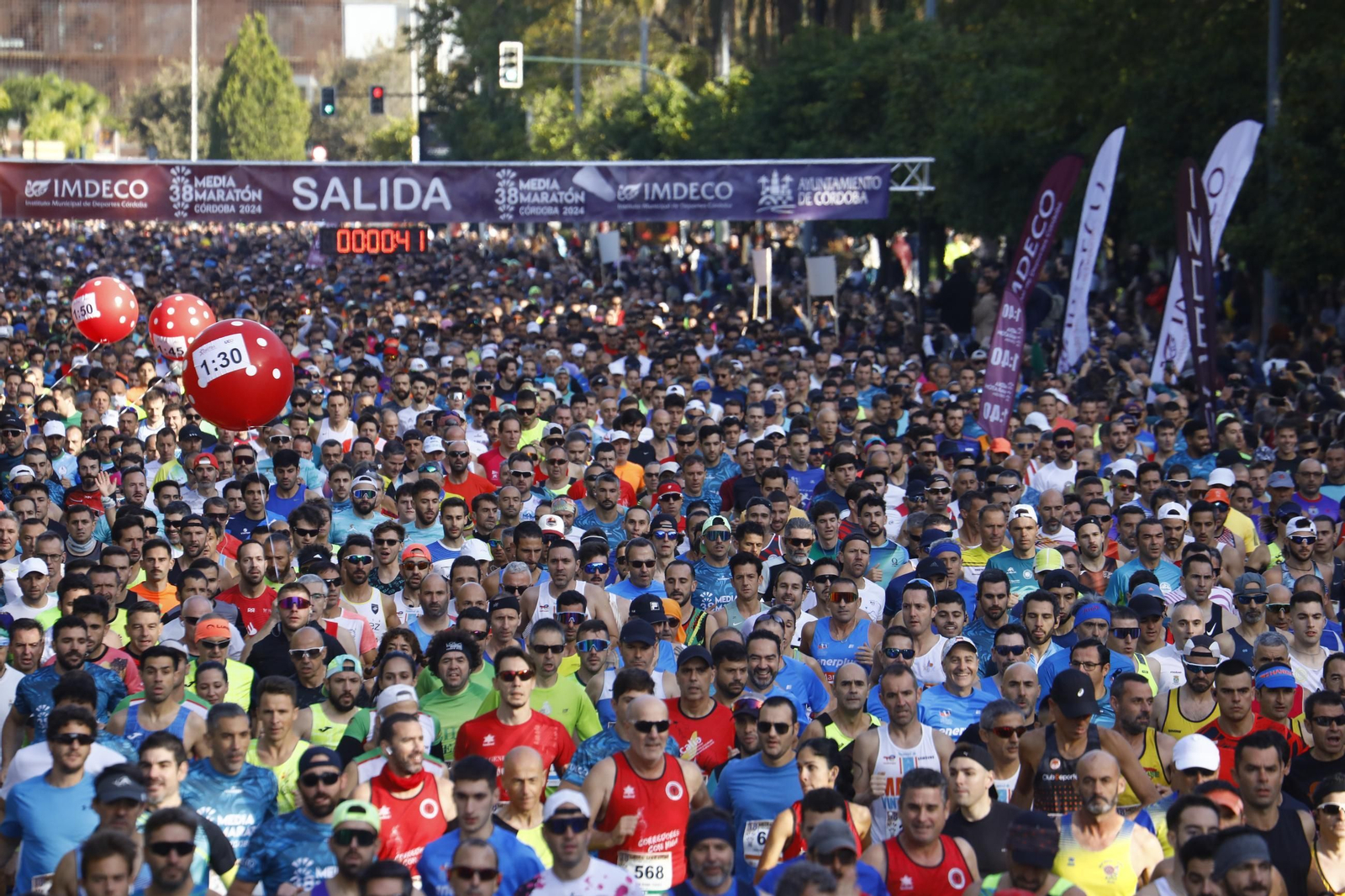 Las mejores fotos de la salida de la Media Maratón de Córdoba 2024