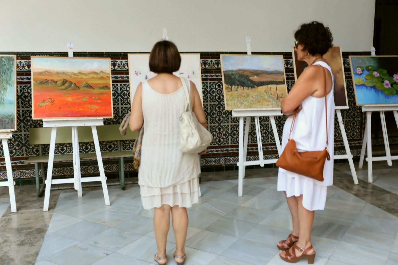 Los colores llamativos y las texturas atraen al público en el Claustro del Instituto Santo Domingo.