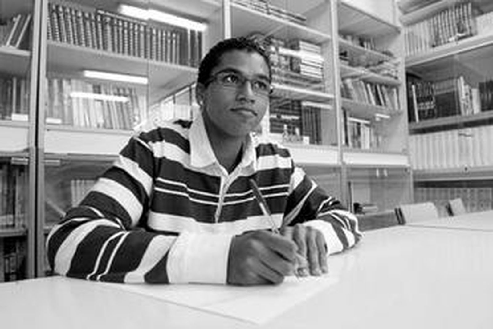 Ousmane Fall, ganador de la fase provincial del Concurso Hispanoamericano de Ortografía, en la biblioteca del IES Jardines de Puerta Oscura.