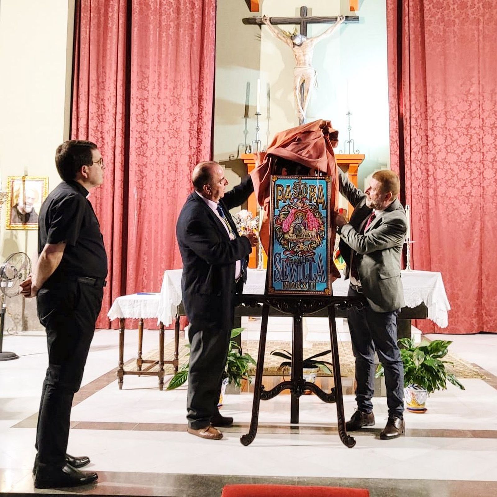 Momento en que se descubre el cartel