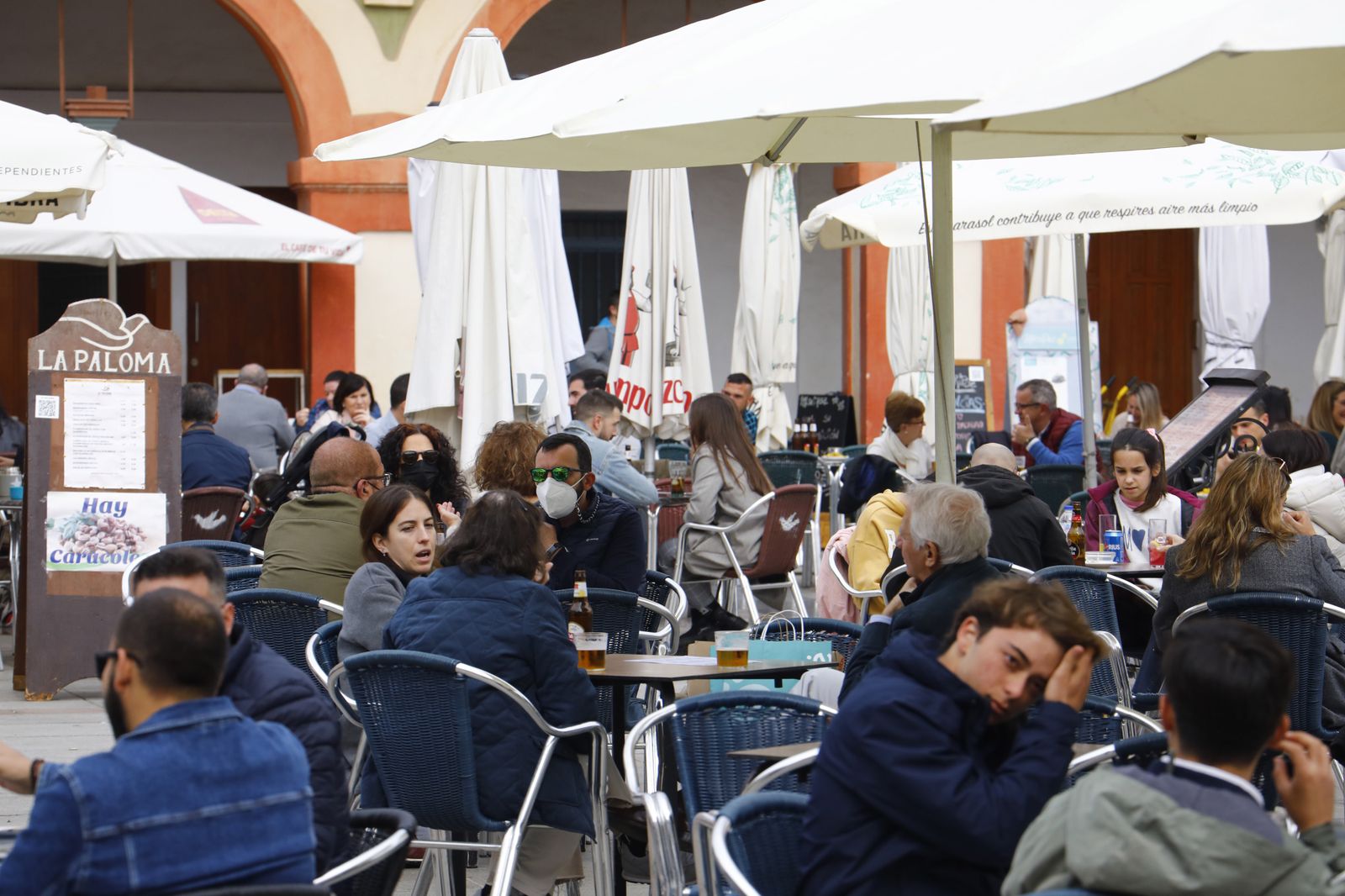 El buen tiempo llena las calles y terrazas en el primer día del Puente de Andalucía en Córdoba
