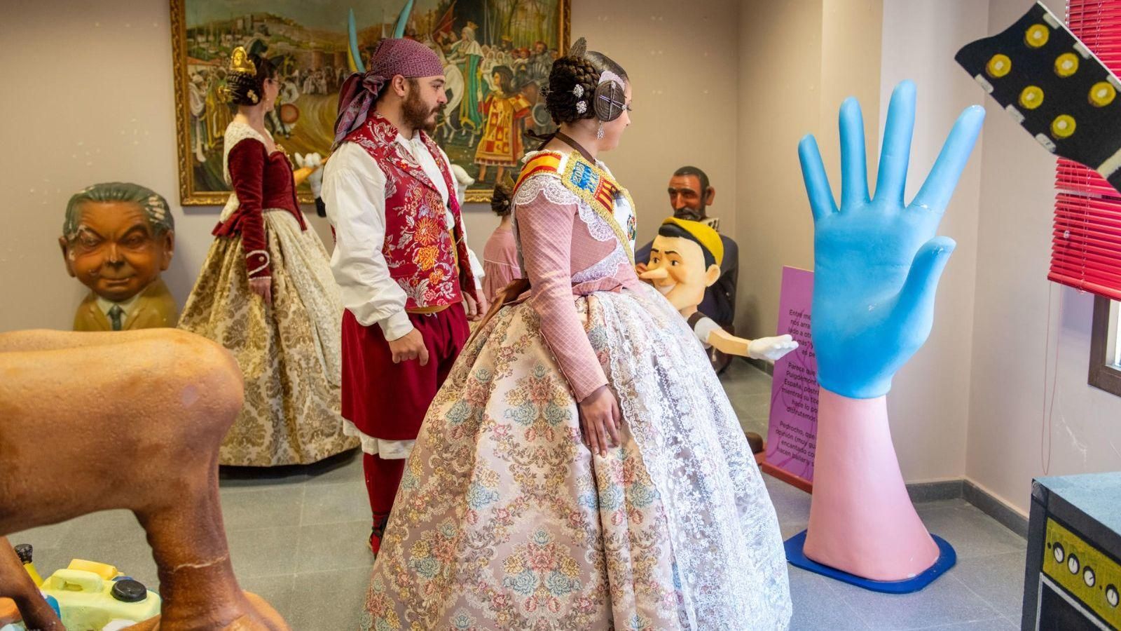 La Agrupación Fallera de Chiva admira algunos de los elementos de las fallas mancharrealeñas. La Agrupación Fallera de Chiva admira algunos de los elementos de las fallas mancharrealeñas.