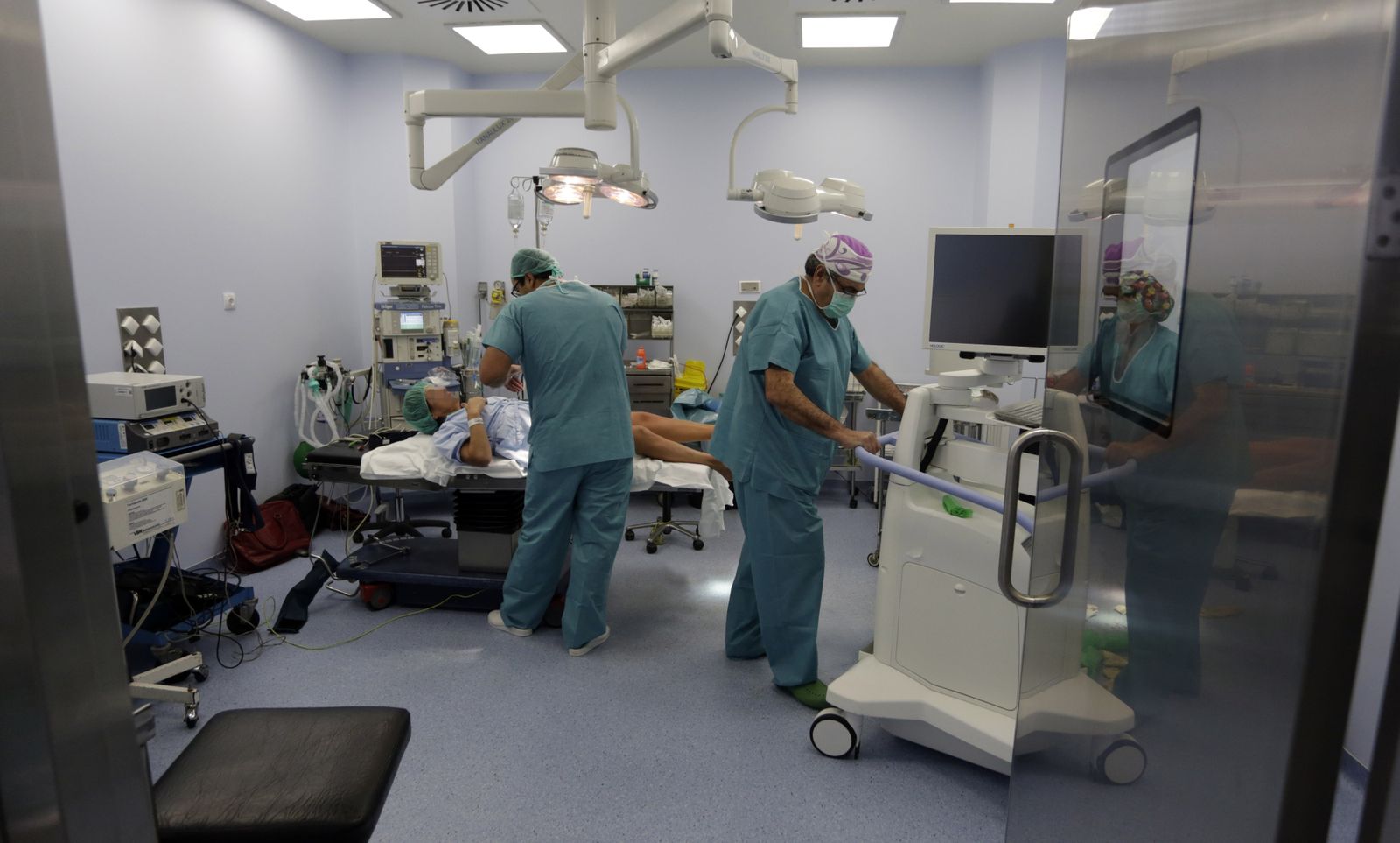 Una paciente espera ser intervenida en un quirófano.