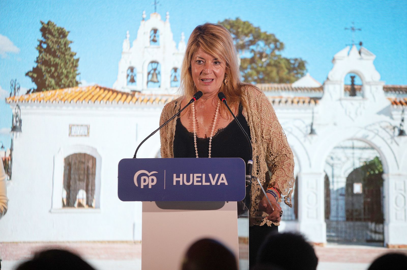 Imágenes del acto de la candidata Pilar Miranda acompañada por Elías Bendodo