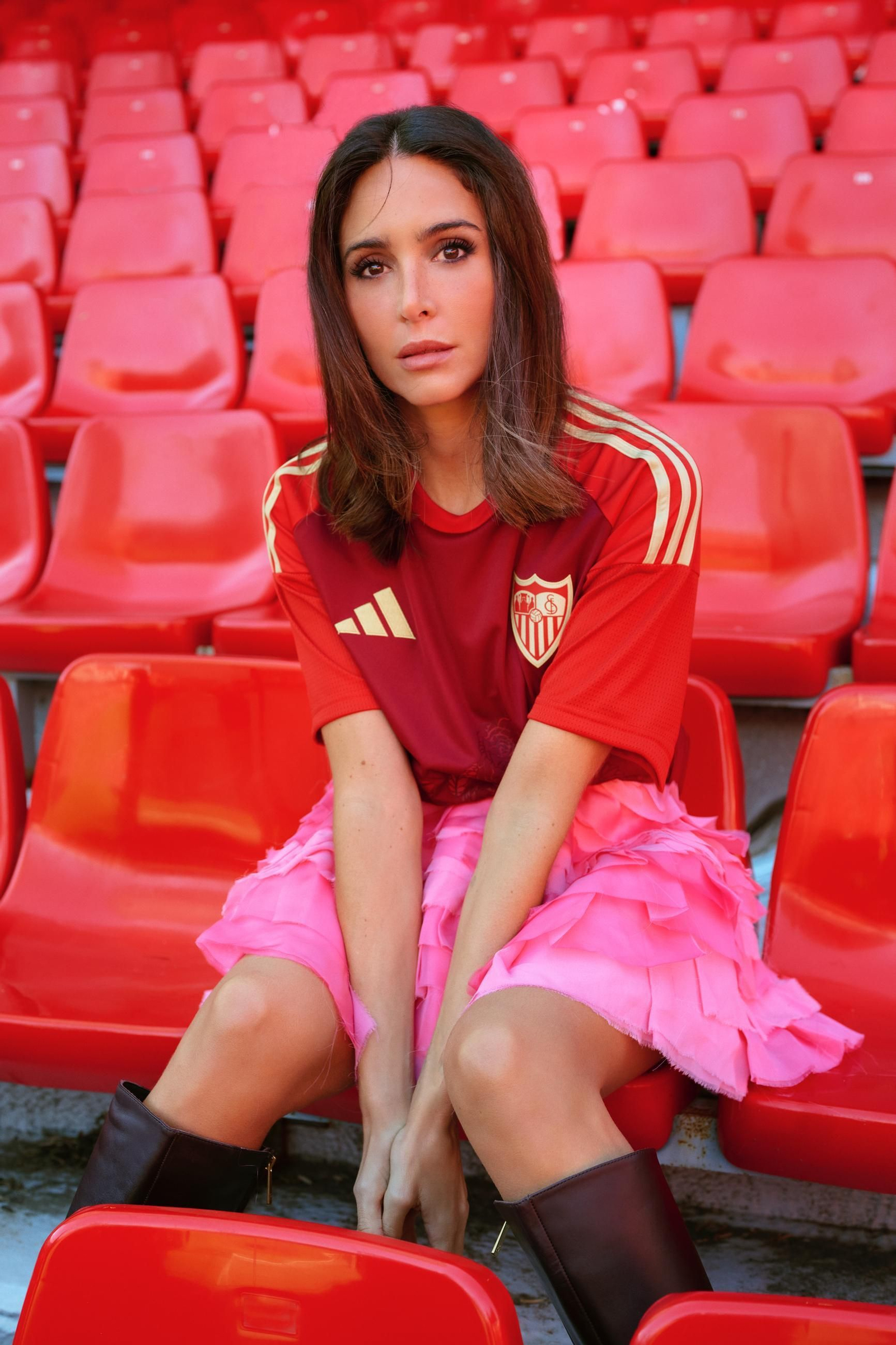 Rocío Osorno con la camiseta que ha diseñado para el Sevilla FC.
