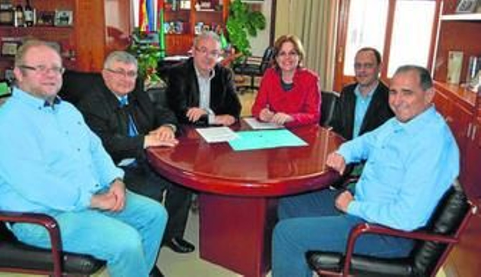 Responsables de Cárita Diocesana Almería y Red Social Koopera junto al alcalde de Vícar tras la firma del convenio de colaboración.