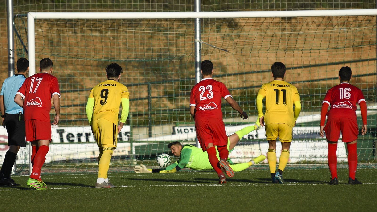 Momento del penalti que le dio el triunfo al Cubillas ante el Martos.